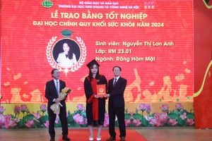 GS.TS Nguyễn Công Nghiệp, Phó Hiệu trưởng Thường trực nhà trường trao bằng tốt nghiệp cho tân bác sĩ Răng Hàm Mặt.