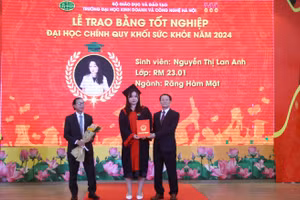 GS.TS Nguyễn Công Nghiệp, Phó Hiệu trưởng Thường trực nhà trường trao bằng tốt nghiệp cho tân bác sĩ Răng Hàm Mặt.