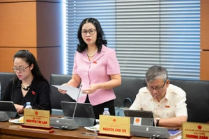 GS.TS Nguyễn Thị Lan – đại biểu Quốc hội TP Hà Nội, Giám đốc Học viện Nông nghiệp Việt Nam phát biểu tại thảo luận tổ - sáng 11/6.