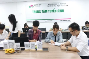 Sinh viên đến làm thủ tục nhập học vào Trường ĐH Đông Đô. Hàng năm, trường có chính sách miễn giảm học phí, trao học bổng cho sinh viên.