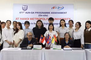 Đoàn chuyên gia của Mạng lưới các trường đại học Đông Nam Á (AUN) làm việc tại Trường ĐH Thủ đô Hà Nội.