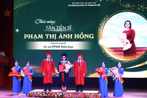 Tân tiến sĩ nhận bằng tốt nghiệp. Ảnh: Website nhà trường.