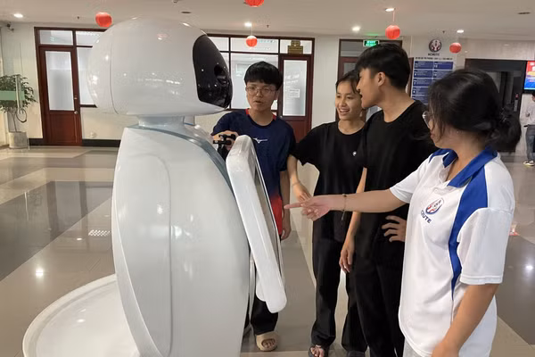 Robot do các giảng viên, sinh viên Trường Đại học Sư phạm Kỹ thuật TPHCM thiết kế trưng bày tại sự kiện. Ảnh: Hà An.