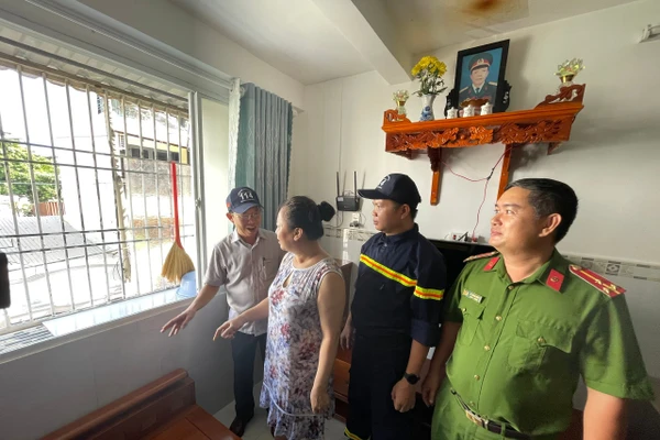 Ông Mai Quang, Phó Chủ tịch UBND phường Bình Quới (trái) cùng lực lượng chức năng vận động người dân Chung cư Thanh Đa tháo dỡ "chuồng cọp". Ảnh: Hà An.