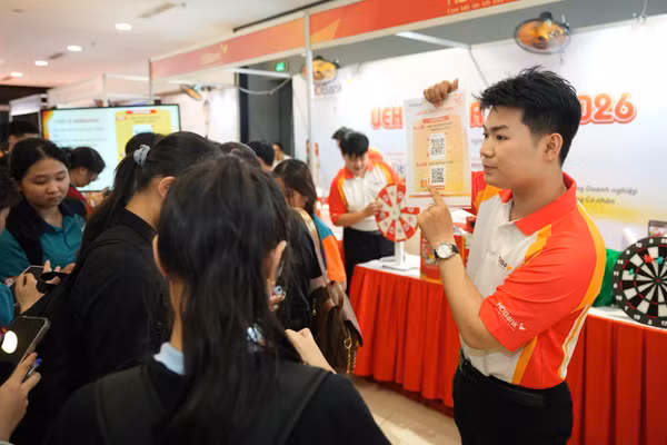 Ngày hội thực tập và việc làm thu hút sự quan tâm của nhiều bạn trẻ. Ảnh: UEH.