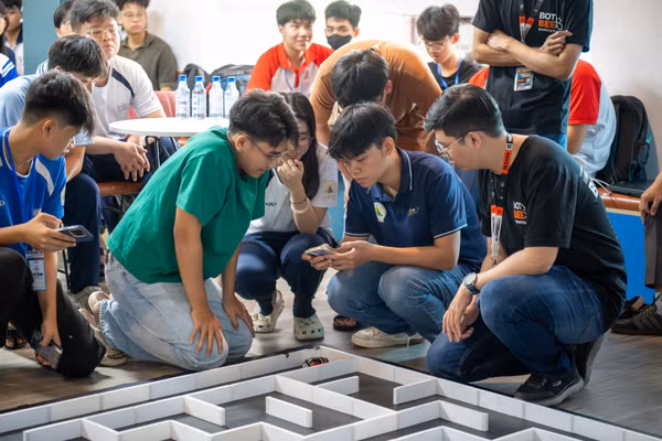 Học sinh tham gia sân chơi Micromouse thiết kế robot dò đường trong mê cung. Ảnh: BTC.