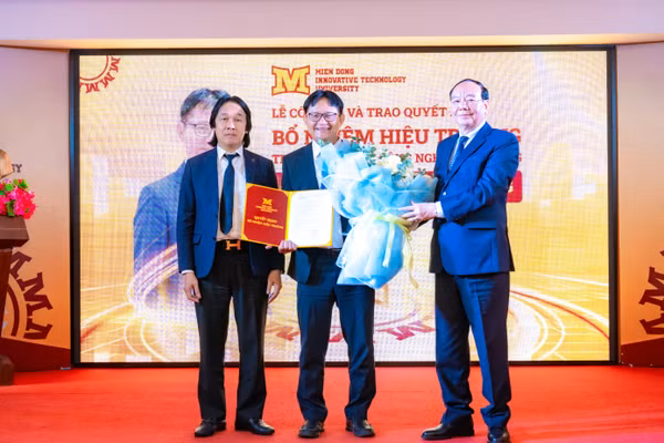 GS.TS Nguyễn Quốc Hưng nhận quyết định bổ nhiệm Hiệu trưởng Trường Đại học Công nghệ Miền Đông. Ảnh: NTCC.