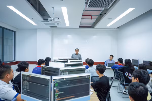 Sinh viên Trường Đại học Quản lý và công nghệ TPHCM trong một buổi thực hành. Ảnh: NTCC.