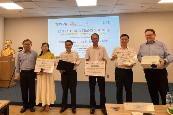Đại diện các cơ sở giáo dục nghề nghiệp nhận tài trợ bộ thiết bị kỹ thuật số phục vụ dạy học. Ảnh: Hà An.