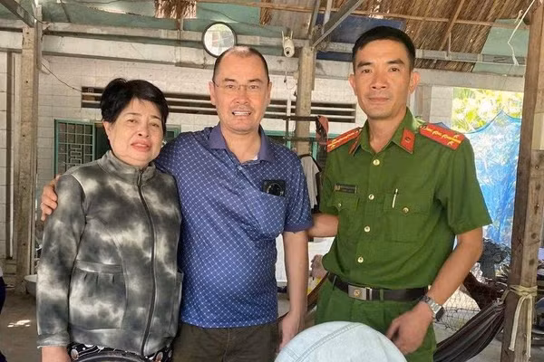 Đại úy Nguyễn Bảo Trung đã giúp ông Tùng tìm lại người cô ruột thất lạc 13 năm. (Ảnh: Công an phường Tân Thành).