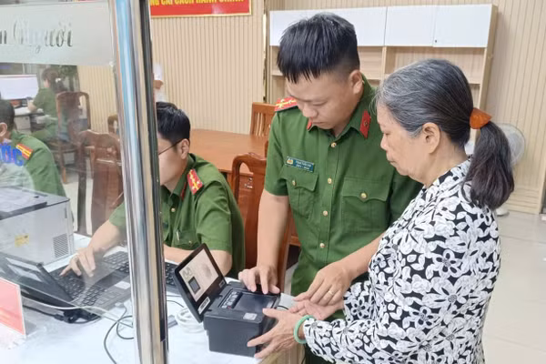 Người dân làm thủ tục cấp căn cước công dân tại bộ phận tiếp nhận hồ sơ và trả kết quả, Công an phường Sài Gòn. (Ảnh: Phúc Uyên)