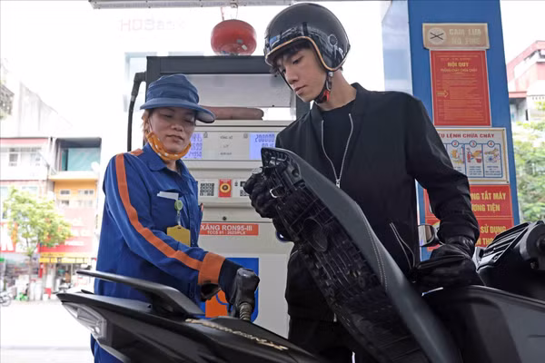 Người dân đổ xăng. Ảnh: TTXVN.