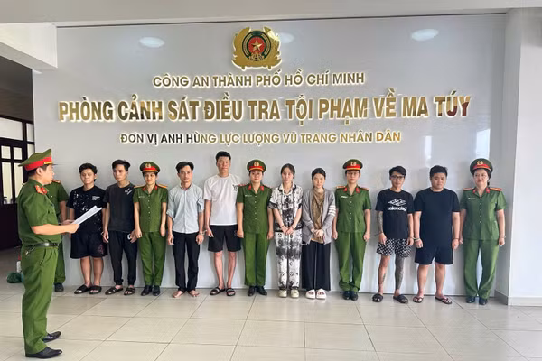 Công an đọc lệnh khởi tố các bị can trong đường dây ma túy liên tỉnh. (Ảnh: Công an TPHCM).
