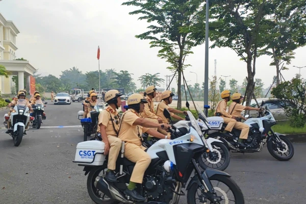 CSGT TPHCM ra quân cao điểm kiểm tra nồng độ cồn, ma túy. (Ảnh: Phúc Uyên)