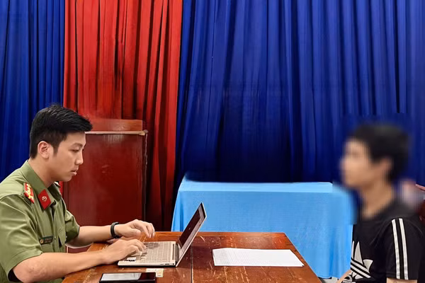 Công an TPHCM làm việc với một trong 2 người đăng tin sai sự thật về nghệ sĩ. Ảnh: Công an TPHCM.