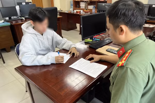 Nam thanh niên phát tán phim "Thỏ ơi" tại cơ quan Công an. (Ảnh: Công an TPHCM).