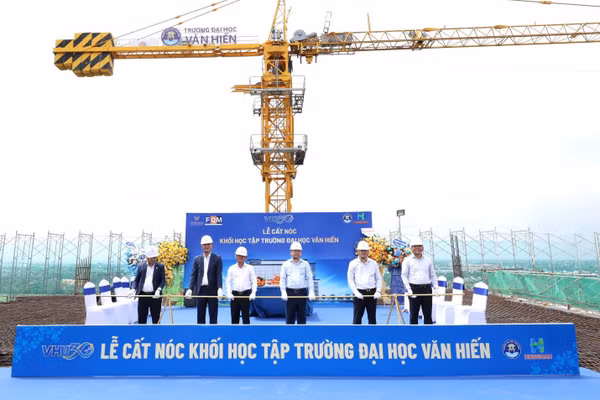 Lễ cất nóc tòa nhà Trường Đại học Văn Hiến. Ảnh: NTCC.