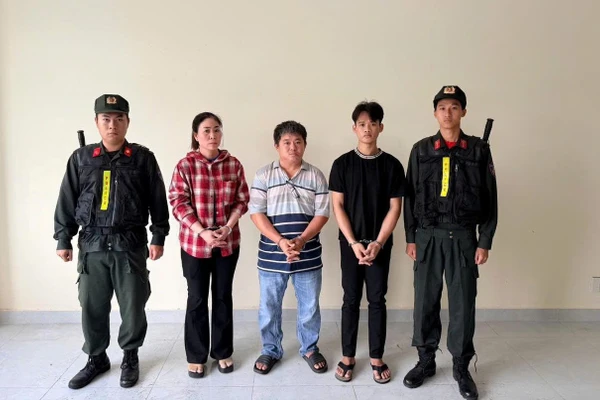 Công an tạm giữ các bị can cơ sở sản xuất mì tươi dùng chất cấm. (Ảnh: Công an TPHCM).