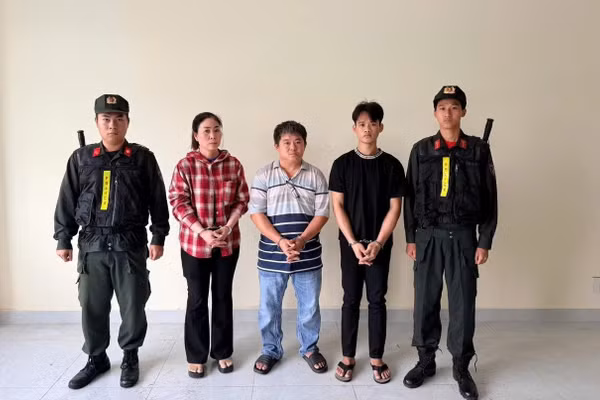 Công an tạm giữ các bị can cơ sở sản xuất mì tươi dùng chất cấm. (Ảnh: Công an TPHCM).