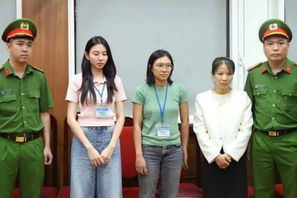 Nguyễn Thúc Thùy Tiên (thứ 2 từ trái sang) bị bắt hồi tháng 5. Ảnh: Bộ Công an.
