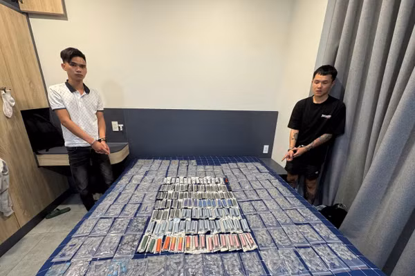Các bị can cùng tang vật vụ án. Ảnh: Công an TPHCM.