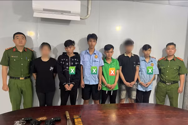 4 thanh thiếu niên (dấu X) bị bắt khẩn cấp cùng tang vật gây án. Ảnh: Công an TPHCM. 