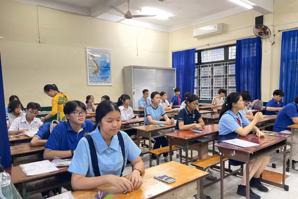 Học sinh tham gia kỳ thi Tuyển sinh lớp 10 tại TPHCM năm học 2024 - 2025. Ảnh: Hà An.