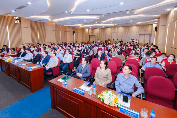 Các đại biểu tham dự hội thảo. Ảnh: HIU.