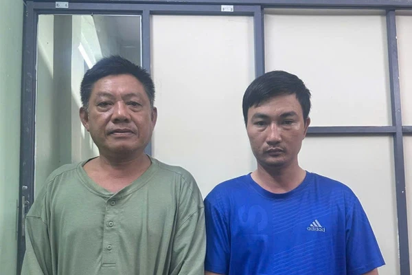 Mai Đình Bá (phải) và Nguyễn Hùng tại cơ quan điều tra. (Ảnh: Công an TPHCM)