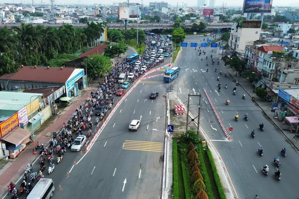 Sáng 27/7, Sở Xây dựng TPHCM tổ chức cấm ô tô qua cầu Bình Triệu 1 (phải) phục vụ nâng tĩnh không cầu. 