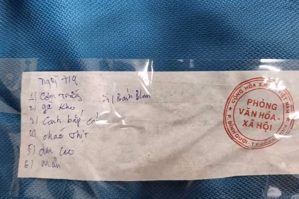 Mẫu thực phẩm bữa ăn bán trú ngày 7/4 được niêm phong phục vụ xét nghiệm, điều tra. Ảnh: A.X.