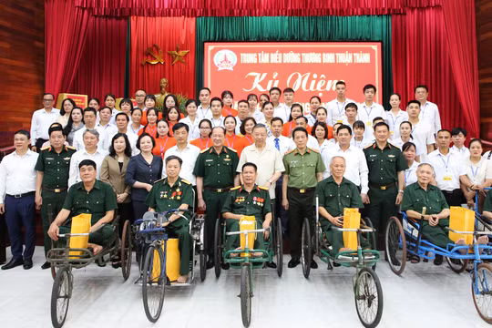 Tổng Bí thư, Chủ tịch nước Tô Lâm cùng đoàn chụp ảnh lưu niệm với các bác thương, bệnh binh và cán bộ, nhân viên Trung tâm.