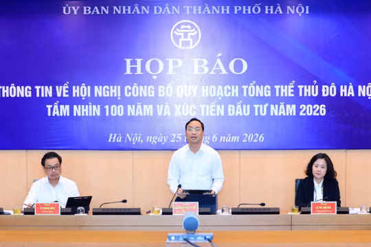 Ông Nguyễn Tiến Thiết, Chánh Văn phòng UBND TP Hà Nội chủ trì họp báo.
