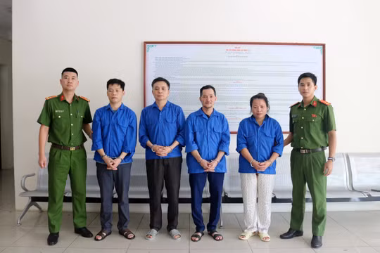 Các đối tượng tại cơ quan công an.