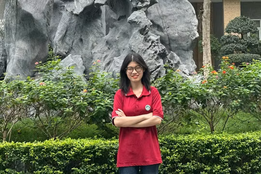 Hiền Nhi trong khuôn viên Trường Đại học Tài nguyên và Môi trường Hà Nội.