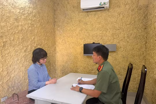 Nguyễn Thuý Hằng tại cơ quan công an.