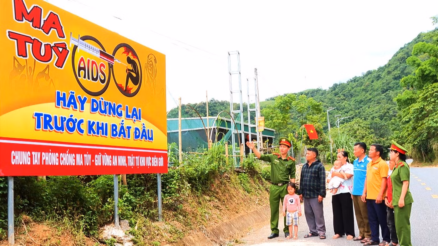 Những tấm pano tuyên truyền phòng chống ma túy ở Thanh Hóa. Ảnh: Đình Hợp.