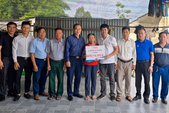 Người phụ nữ 'không còn nước mắt để khóc" tiếp nhận số tiền 209 triệu đồng