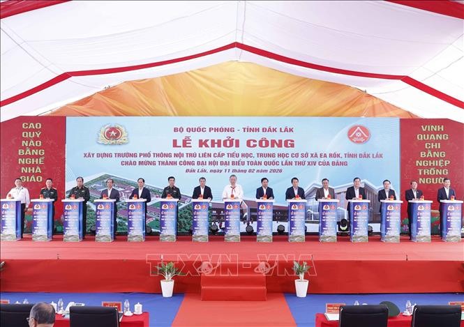 Tổng Bí thư Tô Lâm và các đại biểu phát lệnh khởi công xây dựng Trường Phổ thông nội trú liên cấp Tiểu học, Trung học cơ sở xã Ea Rốk (tỉnh Đắk Lắk). Ảnh: Thống Nhất/TTXVN