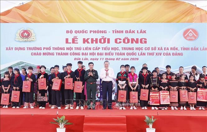 Tổng Bí thư Tô Lâm tặng quà cho học sinh. Ảnh: Thống Nhất/TTXVN