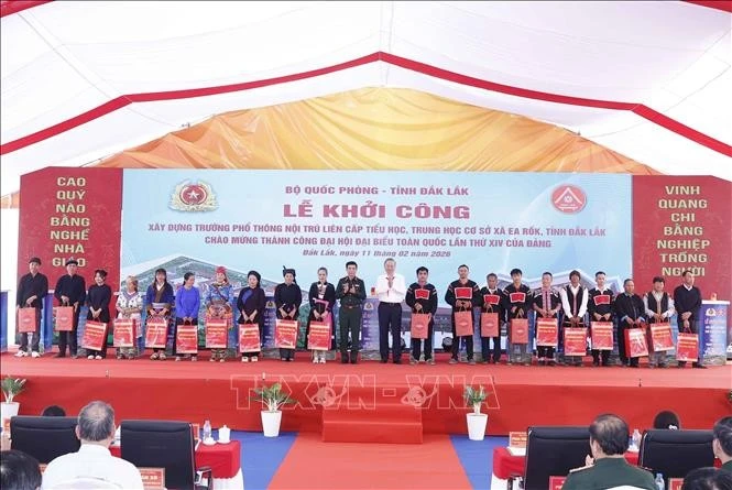 Tổng Bí thư Tô Lâm tặng quà cho các gia đình có hoàn cảnh khó khăn. Ảnh: Thống Nhất/TTXVN