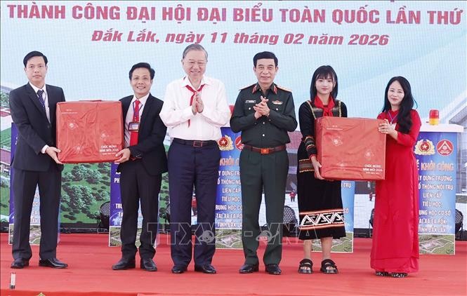 Tổng Bí thư Tô Lâm tặng quà cho xã Ea Rốk và nhà trường. Ảnh: Thống Nhất/TTXVN