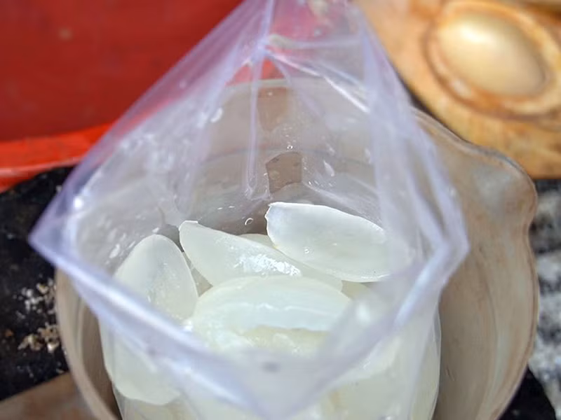 Trung bình mỗi hộ có thể thu hoạch khoảng 20kg cơm dừa nước, với mức giá 30.000 đồng/kg, mang lại thu nhập khoảng 500.000 – 600.000 đồng/ngày. (Ảnh: Q.A) anh-16-1720940092828360697619.jpg