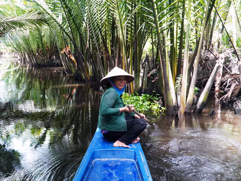 Từ 7 giờ, bà con sống ven những cánh rừng tràm ở xã Mỹ Phước, huyện Mỹ Tú, tỉnh Sóc Trăng bắt đầu ven theo các con kênh để đốn dừa nước. (Ảnh: Q.A) anh-1-17209400909701081779694.jpg