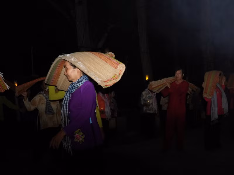 Thực cảnh tái hiện không gian “chợ ma” Định Yên quy tụ trên 100 diễn viên là người dân địa phương. (Ảnh: Q.A) anh-03-1716093827664219752046.jpg