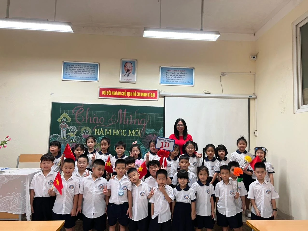 Học sinh lớp 1 Trường Tiểu học Trưng Vương hân hoan trong ngày tựu trường năm học 2022-2023.