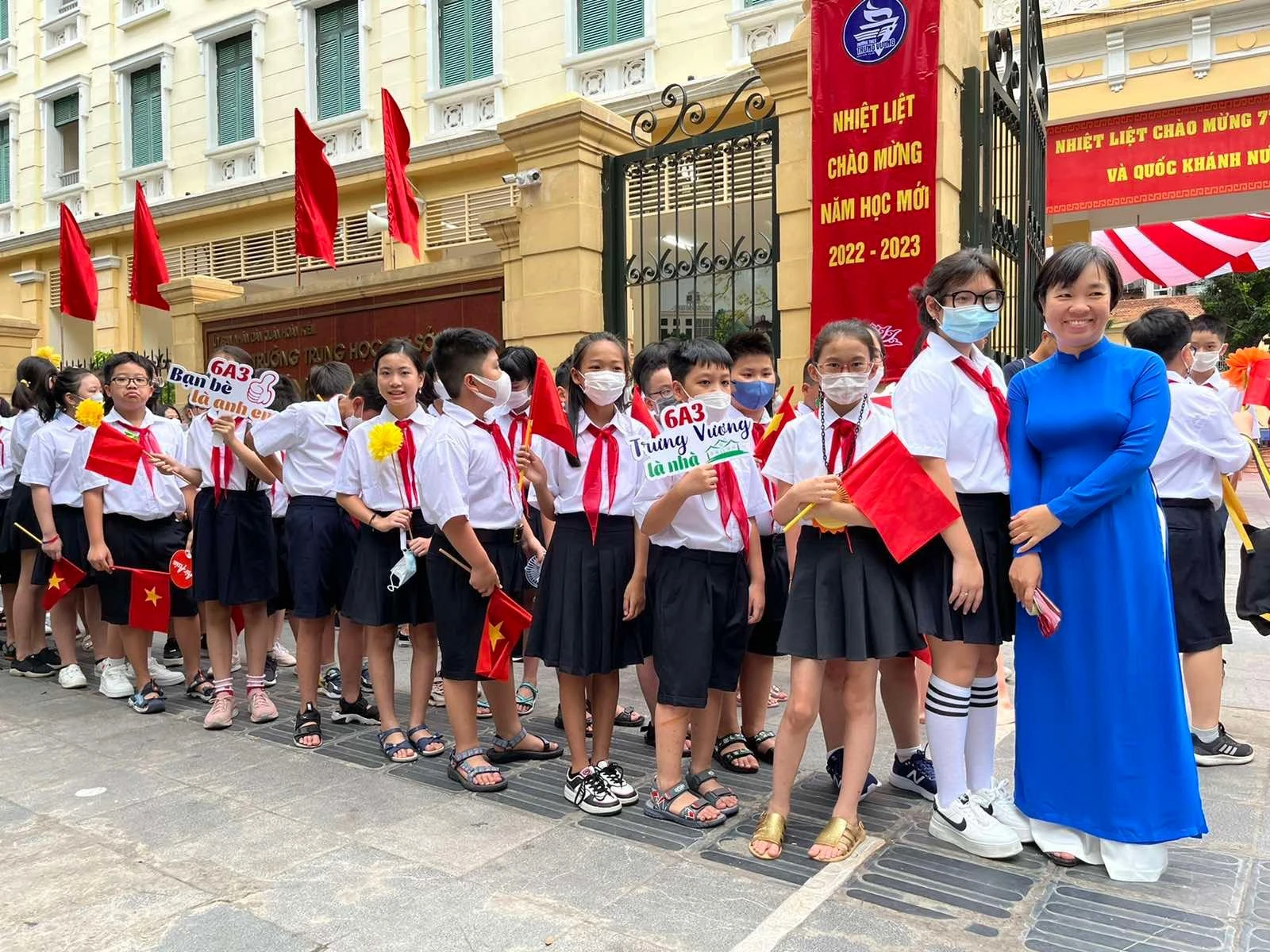 Học sinh lớp 6 trường THCS Trưng Vương háo hức trước giờ khai giảng.