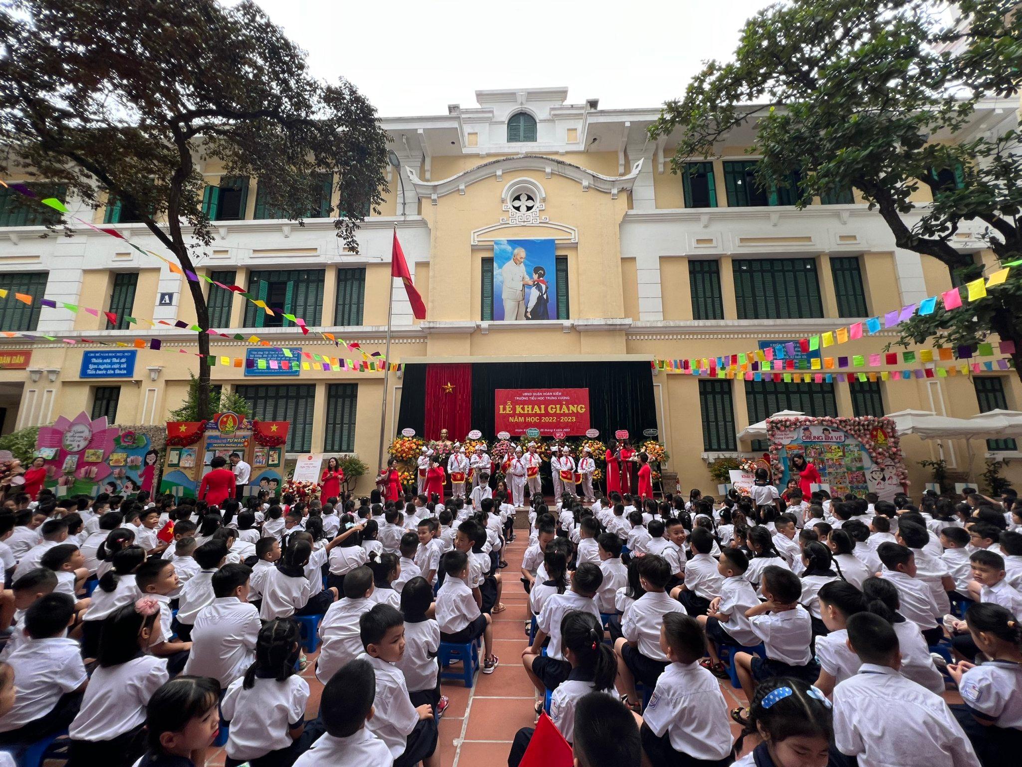 Học sinh Trường Tiểu học Trưng Vương (Hoàn Kiếm, Hà Nội) trong ngày tựu trường năm học 2022-2023. Học sinh Trường Tiểu học Trưng Vương (Hoàn Kiếm, Hà Nội) trong ngày tựu trường năm học 2022-2023.