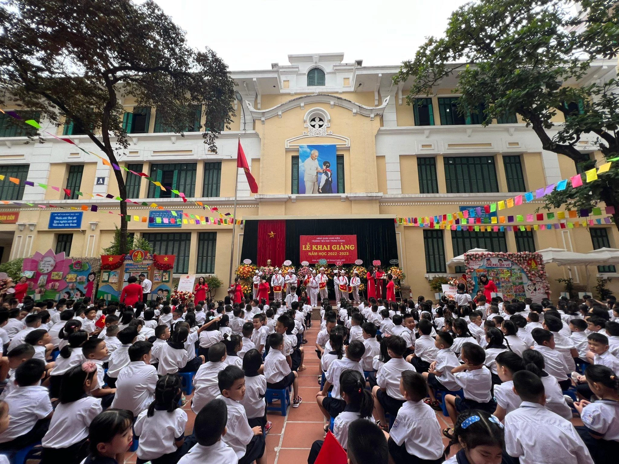 Học sinh Trường Tiểu học Trưng Vương (Hoàn Kiếm, Hà Nội) trong ngày tựu trường năm học 2022-2023.