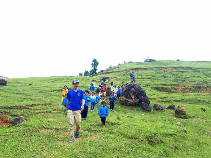 Thầy Nguyễn Trần Vỹ cùng học sinh thân yêu.